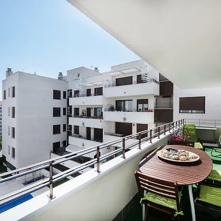 New With Big Terrace 10 Min Walk To Supermarkets *