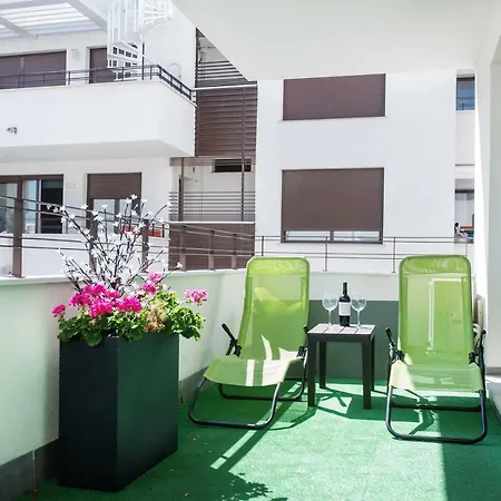 New With Big Terrace 10 Min Walk To Supermarkets *